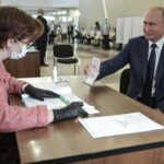Vladimir Putin vota en el referéndum constitucional en Rusia