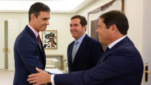 Pedro Sánchez, Antonio Garamendi y Gerardo Cuerva