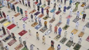Rezos con distancia social en una mezquita de Bangladesh coronavirus