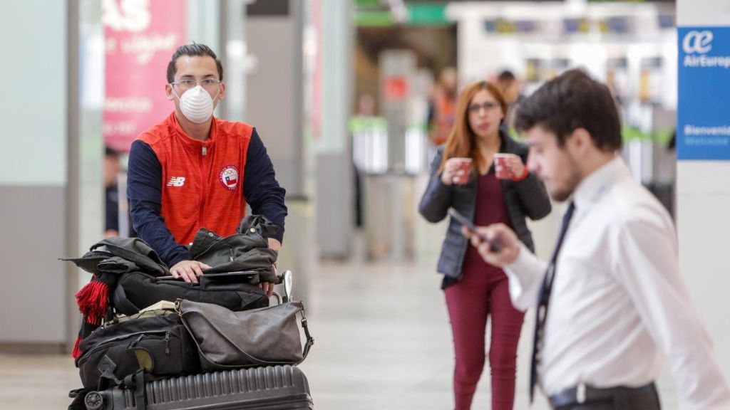 Pasajeros y trabajadores en el aeropuerto Adolfo Suarez-Madrid Barajas