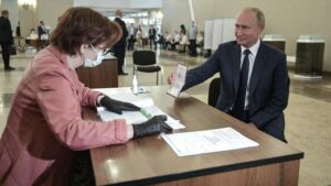 Vladimir Putin vota en el referéndum constitucional en Rusia