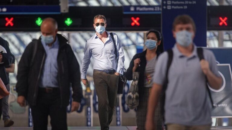 Pasajeros con mascarilla en la estación de Waterloo, en Londres