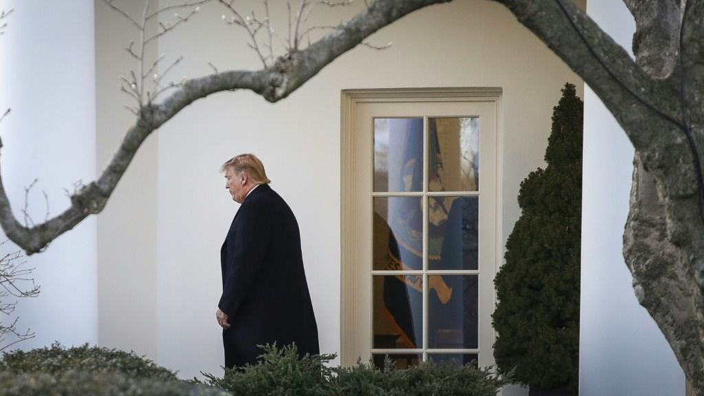 El presidente de Estados Unidos, Donald Trump, sale de la Oficina Oval de la Casa Blanca, en Washington