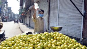 Un vendedor de fruta con su carro en Rawalpindi (Pakistán)