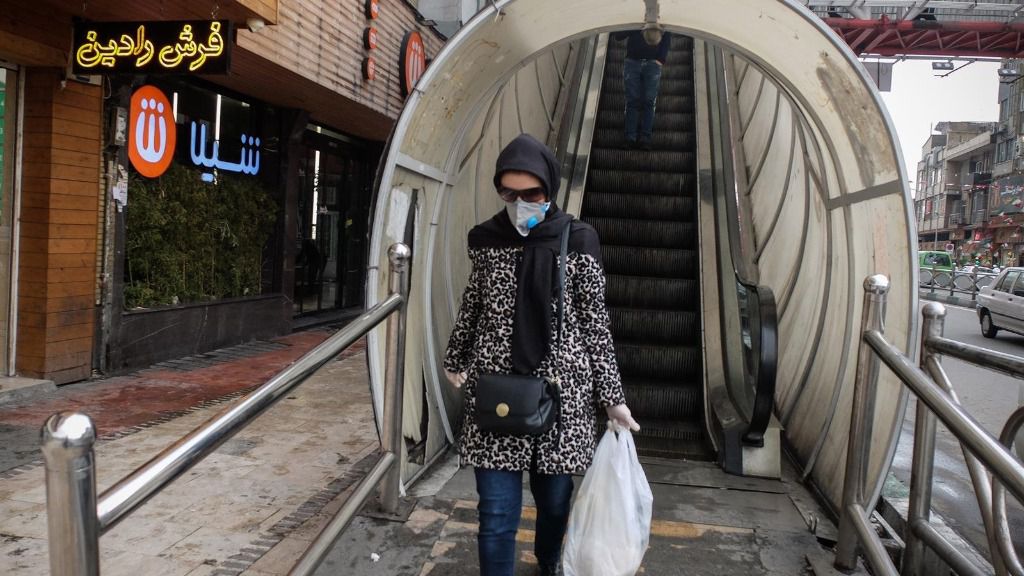 Una mujer con mascarilla en la capital de Irán, Teherán, ciudad afectada por el nuevo coronavirus