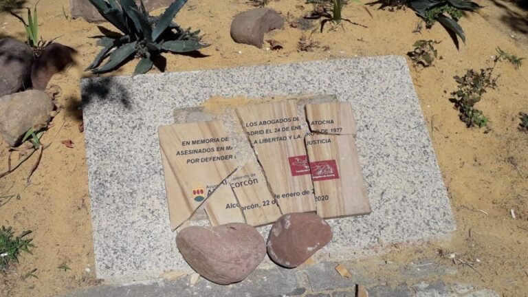 Placa destrozada en homenaje a los Abogados de Atocha en Alcorcón