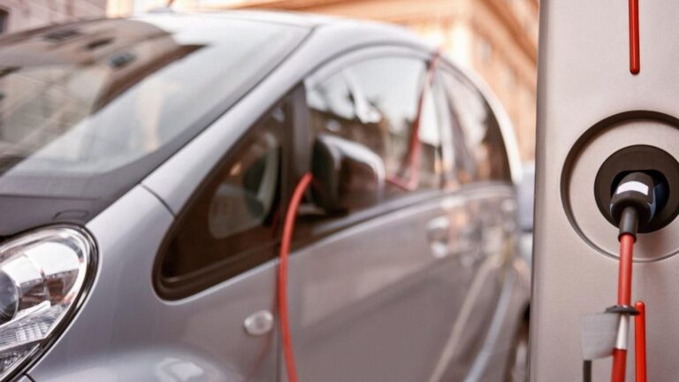 Imagen de un coche eléctrico cargándose