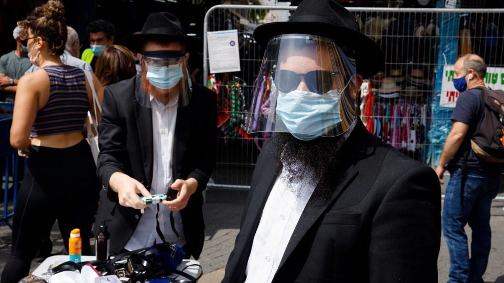 Personas con mascarilla en Israel durante la pandemia de coronavirus