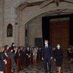 El Rey Felipe VI y la Reina Letizia a su llegada este lunes a la Santa Misa celebrada en recuerdo de todas las víctimas del COVID-19 en la Catedral de la Almudena