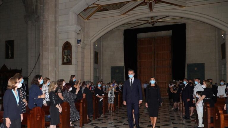El Rey Felipe VI y la Reina Letizia a su llegada este lunes a la Santa Misa celebrada en recuerdo de todas las víctimas del COVID-19 en la Catedral de la Almudena