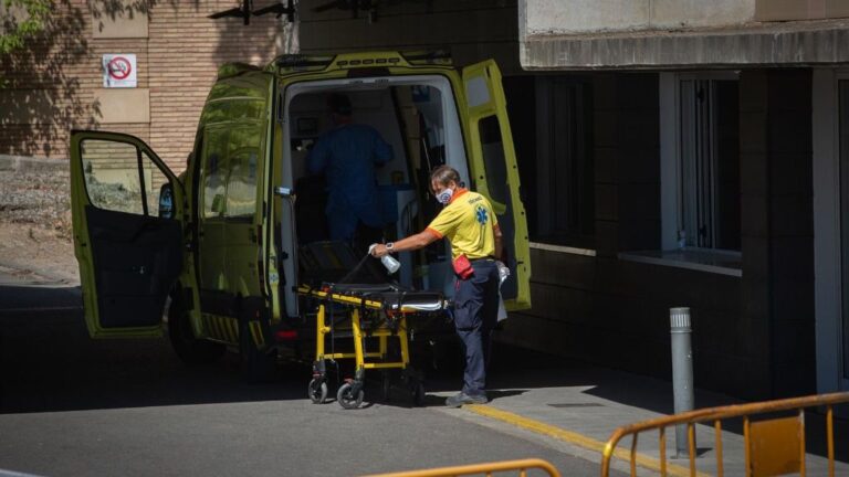 Un sanitario desinfecta una camilla de una ambulancia en el Hospital Universitario Arnau de Vilanova de Lleida
