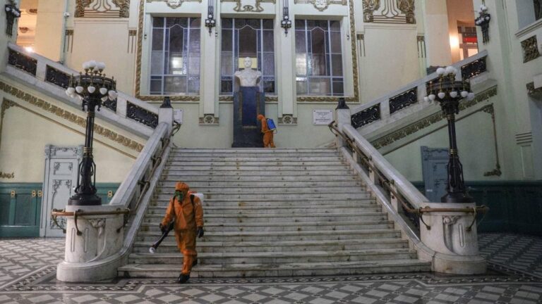 Trabajos de desinfección en una estación ferroviaria de San Petersburgo rusia coronavirus