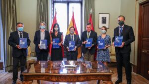 El alcalde de Madrid, la vicealcaldesa y los portavoces de los grupos municipales rubrican los Acuerdos de la Villa
