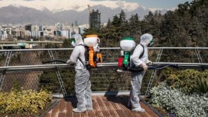 Trabajadores iraníes desinfectando un puente en Teherán