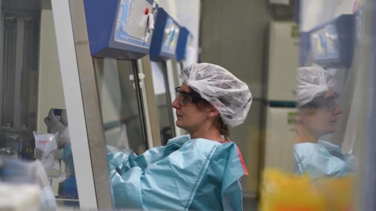 Una científica trabajando en el desarrollo de una vacuna contra el coronavirus en el Instituto Pasteur, en París