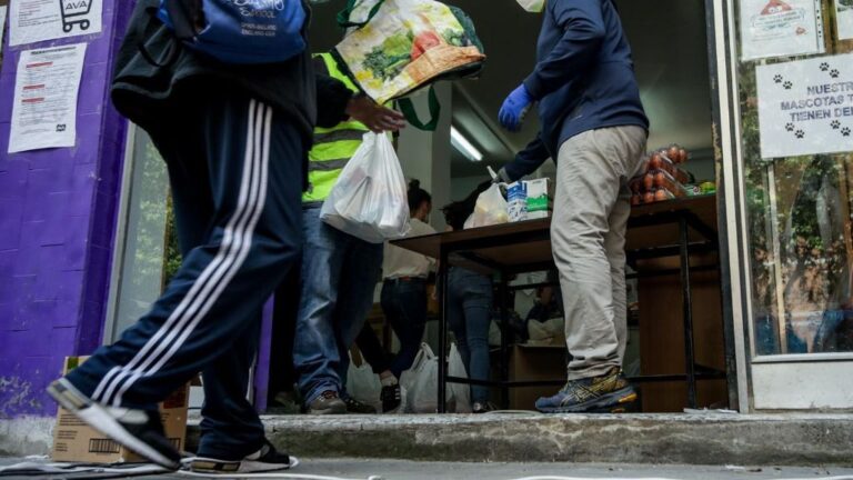 Voluntarios de la Asociación de Vecinos Parque Aluche entregan alimentos y productos donados