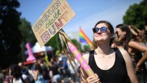Manifestación contra AfD en Berlín. Una mujer con el lema "Berlín es multicolor" en una pancarta