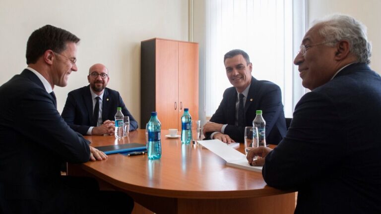 El presidente del Gobierno, Pedro Sánchez, junto al presidente del Consejo Europeo, Charles Michel, el primer ministro portugués, António Costa, y el primer ministro holandés, Mark Rutte