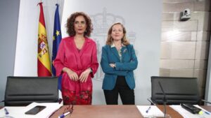 La ministra Portavoz y de Hacienda, María Jesús Montero y la vicepresidenta tercera y ministra de Asuntos Económicos y Transformación Digital, Nadia Calviño