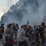 La Policía ha lanzado gases lacrimógenos contra las personas que se congregaban para protestar contra la ley del Gobierno que pretende restringir el derecho a manifestación