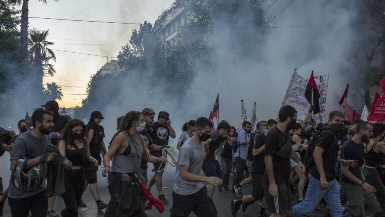 La Policía ha lanzado gases lacrimógenos contra las personas que se congregaban para protestar contra la ley del Gobierno que pretende restringir el derecho a manifestación