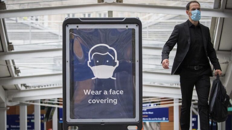 Cartel que promueve el uso de mascarilla en una estación de Edbimburgo coronavirus