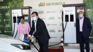 Primera recarga de vehículo eléctrico de Iberdrola en Monesterio, Extremadura