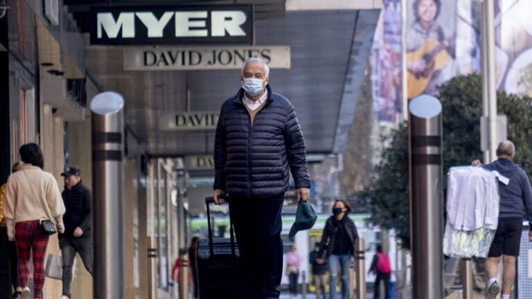 Un hombre con mascarilla en una calle de Melbourne