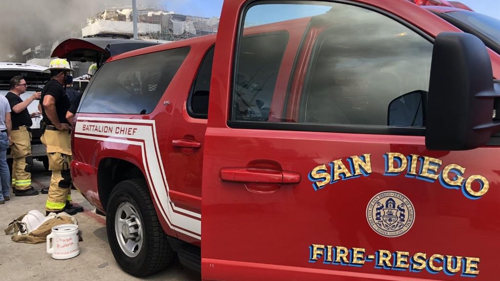 Bomberos durante un incendio en un buque de guerra en San Diego