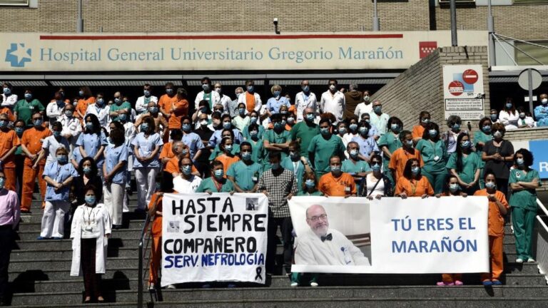 Profesionales sanitarios del Hospital Gregorio Marañón guardan un minuto de silencio en homenaje al médico especialista en nefrología e investigador del centro Alberto Tejedor