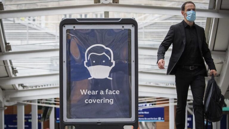 Cartel que promueve el uso de mascarilla en una estación de Edbimburgo coronavirus