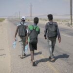 Migrantes caminando por la costa de Shabwah, en Yemen