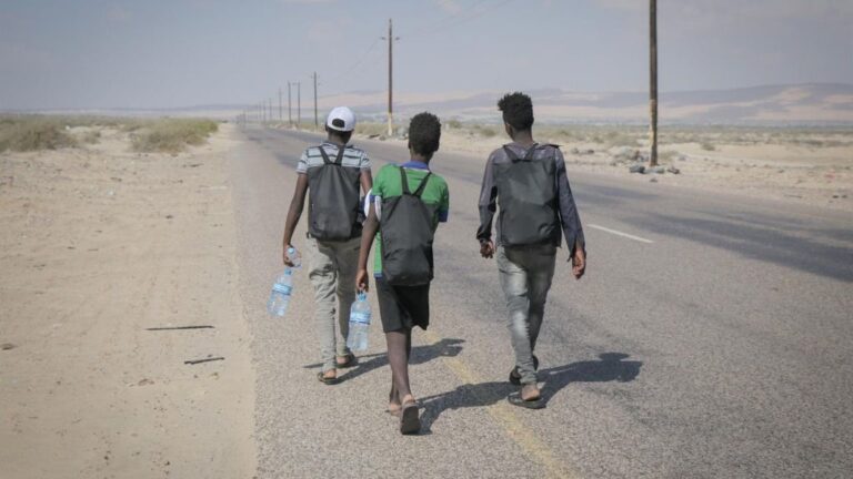 Migrantes caminando por la costa de Shabwah, en Yemen