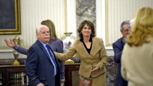 La fiscal general del Estado, Dolores Delgado saluda al teniente fiscal del Supremo, Luis Navajas, minutos antes de su toma posesión como miembro nato del Consejo Fiscal, Madrid (España), a 4 de marzo de 2020.