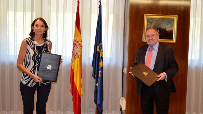 La ministra de Industria, Comercio y Turismo, Reyes Maroto, y el presidente de la Cámara de Comercio de España, José Luis Bonet