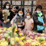 Personas con mascarilla para no contagiarse del nuevo coronavirus en Hong Kong