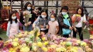 Personas con mascarilla para no contagiarse del nuevo coronavirus en Hong Kong