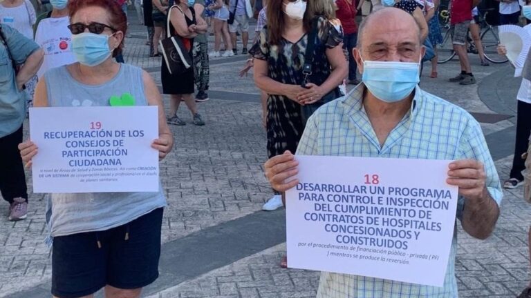 Manifestantes en la concentración por la sanidad pública frente a la Asamblea de Madrid