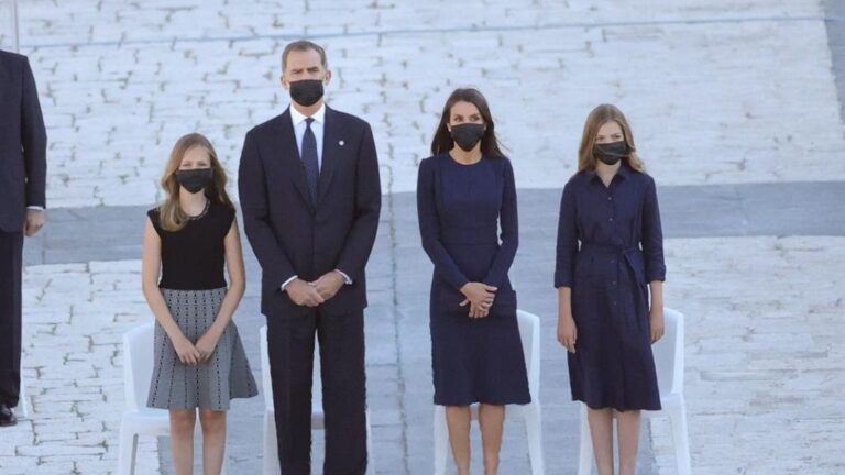 El rey Felipe VI (2i), la reina Letizia (2d), la infanta Sofía (d) y la Princesa de Asturias (i) al comienzo del homenaje de Estado a las víctimas de la pandemia de coronavirus celebrado en el Palacio Real de Madrid (España), a 16 de julio de 2020