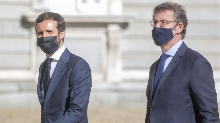 El presidente del Partido Popular, Pablo Casado, y el presidente de la Xunta de Galicia, Alberto Núñez Feijóo, tras la ceremonia de Estado para homenajear a las víctimas de la pandemia. Madrid, a 16 de julio de 2020.