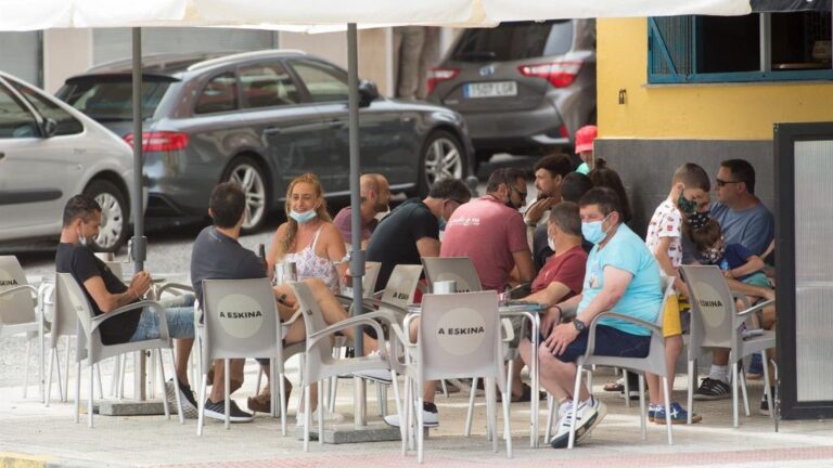 Ciudadanos en la terraza de un bar de Foz, en la comarca gallega de A Mariña (Lugo)