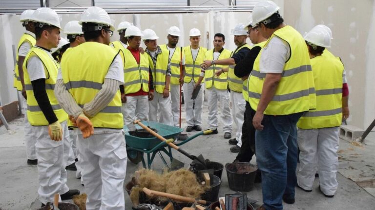 Trabajadores de la construcción reciben formación