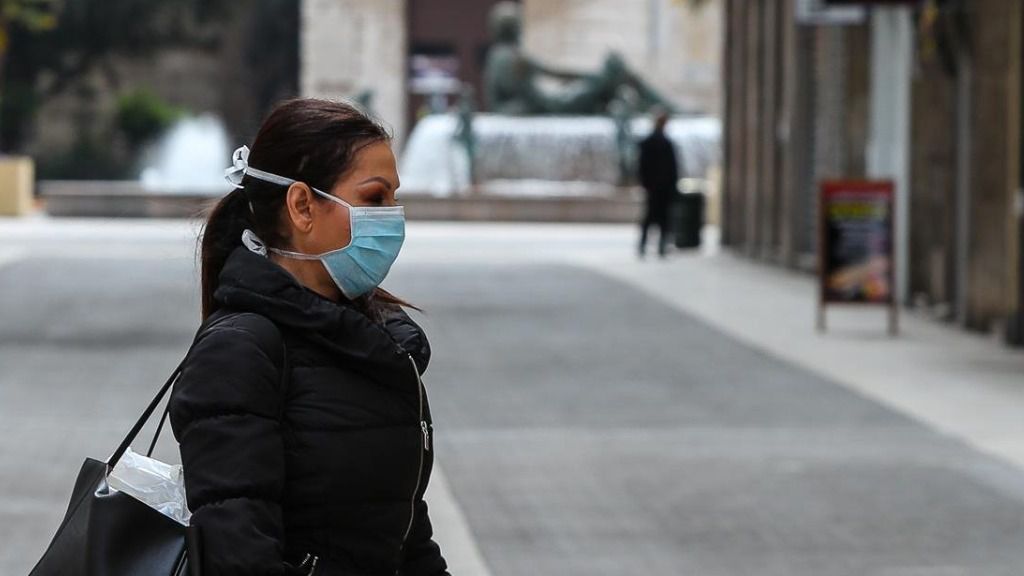 Imagen de recurso de una mujer con mascarilla por el coronavirus.