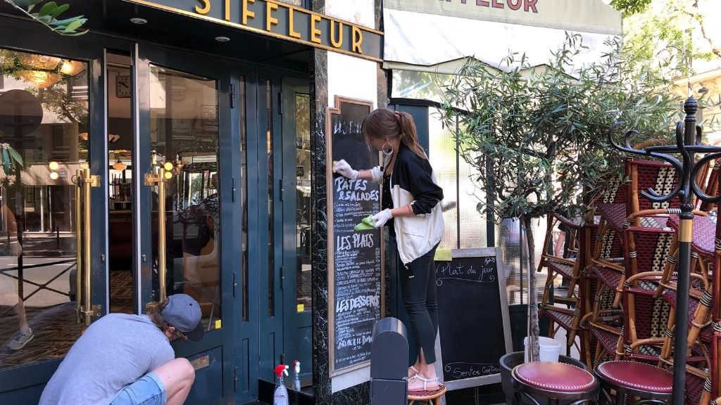 Trabajadores de una cafetería de París en plena pandemia