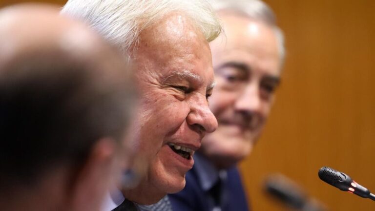 El expresidente Felipe González durante la presentación del informe 'Jóvenes, Internet y democracia', un evento organizado por la Fundación Manuel Giménez Abad y la Fundación Felipe González, en el Palacio de La Aljafería de Zaragoza/ Aragón (Es