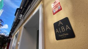 Entrada al hotel Room Mate Alba, en la calle de las Huertas de Madrid, uno de los dos hoteles donde serán trasladadas personas mayores de residencias que no estén afectados por coronavirus