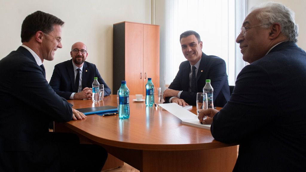 El presidente del Gobierno, Pedro Sánchez, junto al presidente del Consejo Europeo, Charles Michel, el primer ministro portugués, António Costa, y el primer ministro holandés, Mark Rutte
