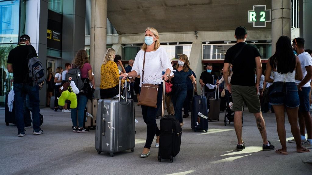 Pasajeros con maletas llegan al Aeropuerto de Palma de Mallorca el día de la reapertura de las fronteras de España tras su cierre por el Covid-19, en Palma de Mallorca