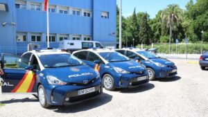 Vehículos de la Policía Nacional ante la Comisaría de Doctor Fleming en Córdoba.