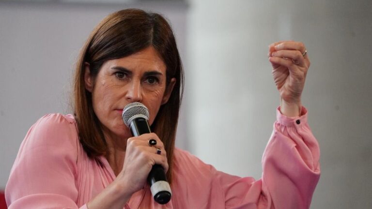 La candidata a lehendakari de Elkarrekin Podemos, Miren Gorrotxategi, durante su intervención en un acto de campaña del partido en el Palacio Euskalduna de Bilbao